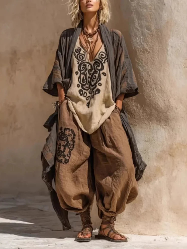 طقم نسائي من ثلاث قطع، فضفاض، مطبوع عليه نقوش قبلية، يتكون من بلوزة وسراويل حريم وقارديجان مفتوح من الأمام، زي مريح وعادي